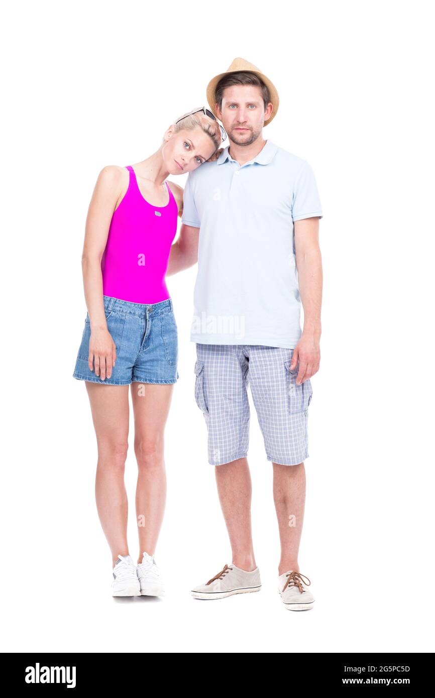 Vertikale Ganzkörperportrait von stilvollen jungen Mann und Frau tragen Sommer-Outfits stehen zusammen umarmen einander, weißen Hintergrund Stockfoto