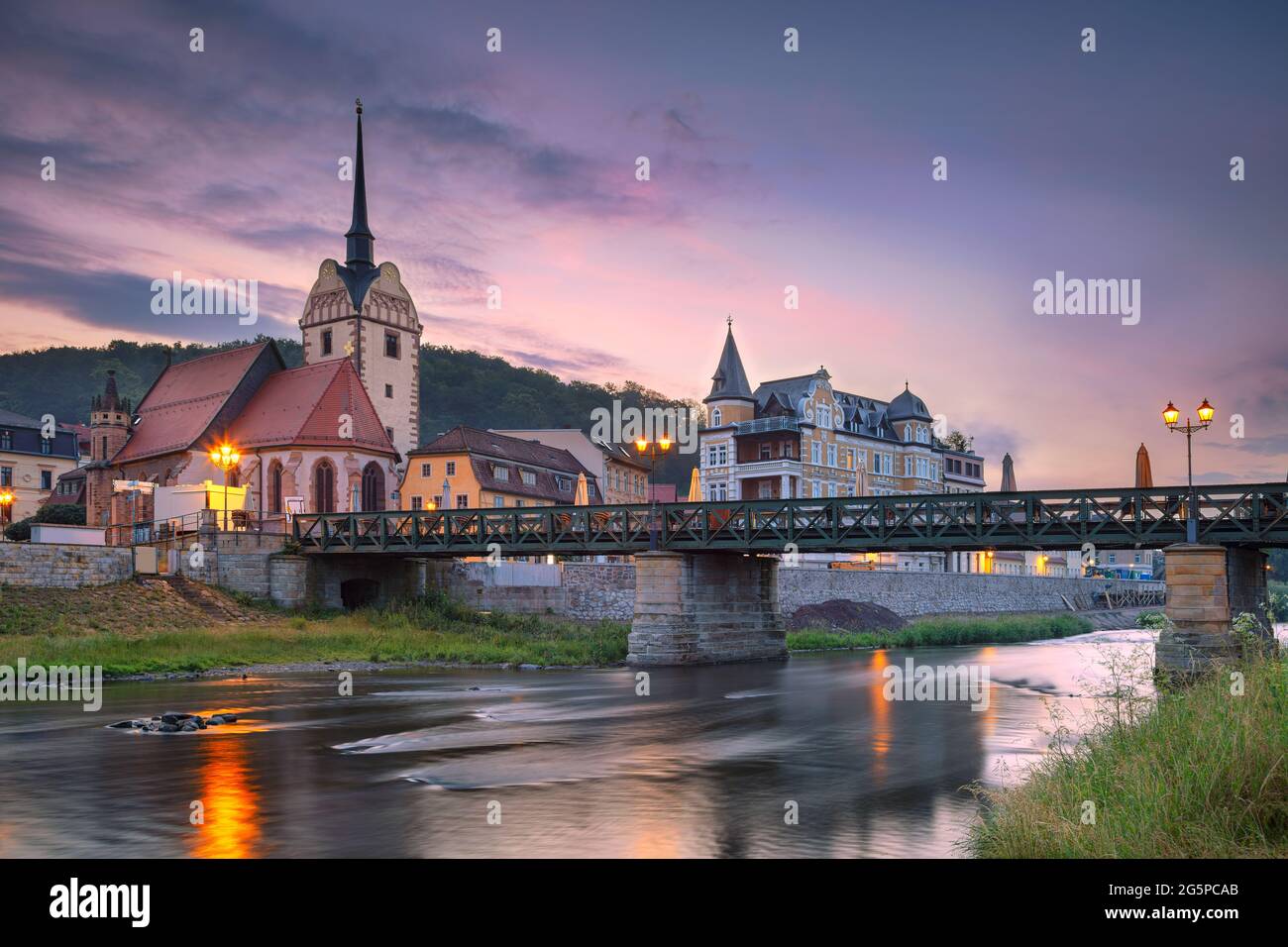 Gera, Deutschland. Stadtbild der Altstadt Gera, Thüringen, Deutschland mit Marienkirche und Untermhaus-Brücke über die Weiße Elster bei Sonnenuntergang. Stockfoto