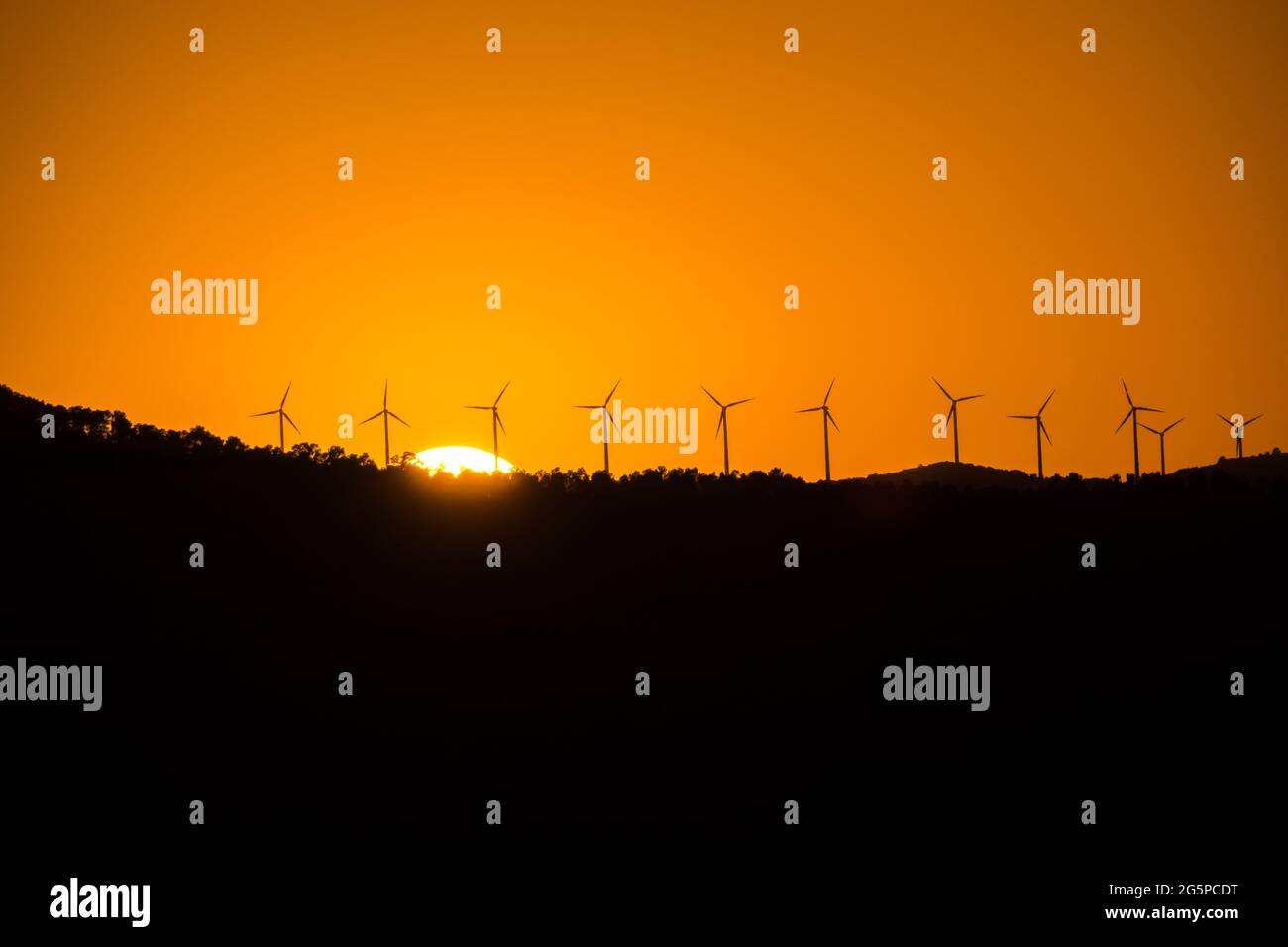 Windmühle Bauernhof erneuerbare Energien Wind Umwelt nachhaltige Wirtschaft lange Sicht Skyline Sonnenuntergang Sonnenenergie Stockfoto