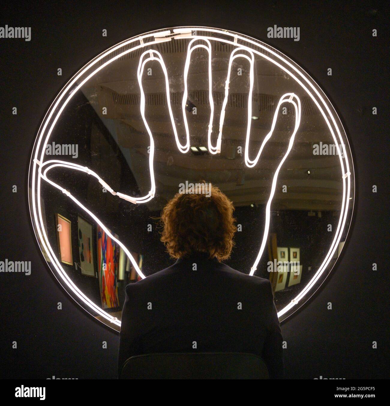 Bonhams, London, Großbritannien. 29. Juni 2021. Vorschau auf den Verkauf von Bonhams Modern & Contemporary Art, der am 30. Juni in London stattfinden wird. Bild: Jonathan Monk, Meine rechte Hand mit ihrer Spiegelung vergrößert auf menschliche Proportionen, 2007, Schätzung £8,000-12,000. Quelle: Malcolm Park/Alamy Live News. Stockfoto