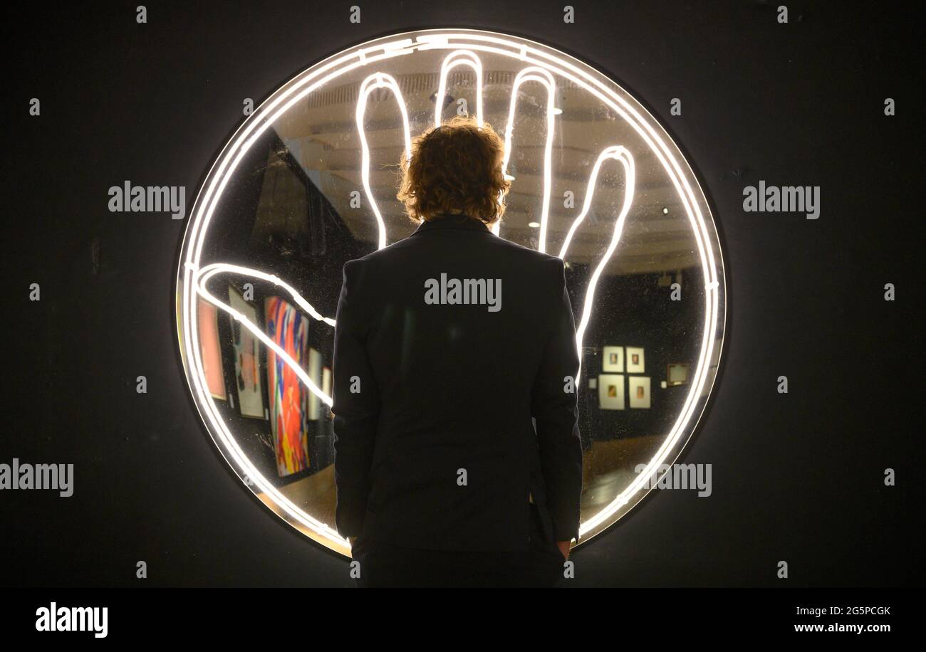 Bonhams, London, Großbritannien. 29. Juni 2021. Vorschau auf den Verkauf von Bonhams Modern & Contemporary Art, der am 30. Juni in London stattfinden wird. Bild: Jonathan Monk, Meine rechte Hand mit ihrer Spiegelung vergrößert auf menschliche Proportionen, 2007, Schätzung £8,000-12,000. Quelle: Malcolm Park/Alamy Live News. Stockfoto