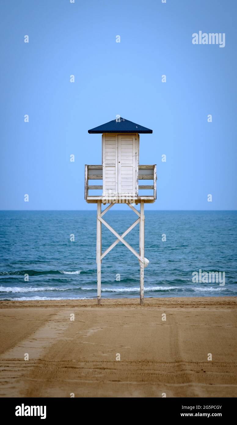 Weißer hölzerner Rettungsschwimmer am Winter leer ohne Menschen spanischer Strand Stockfoto