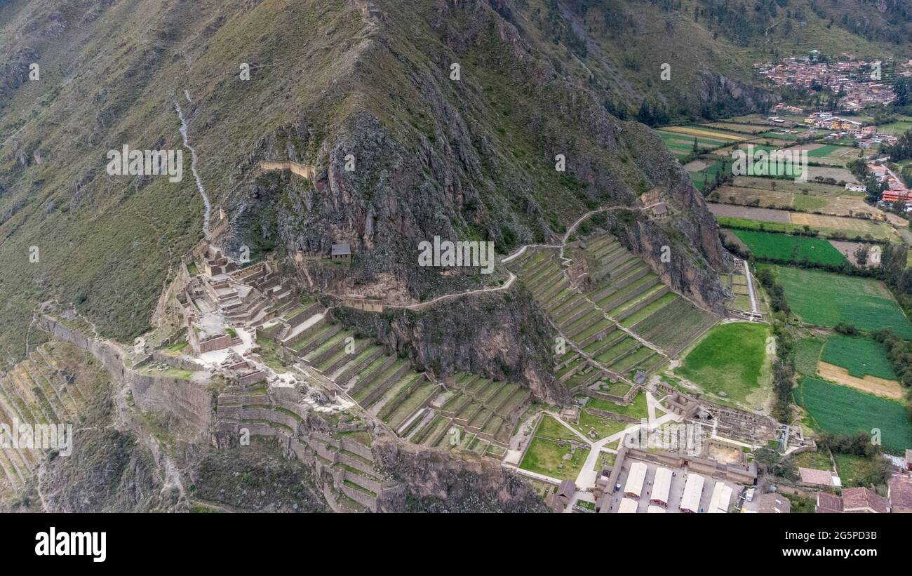 Luftaufnahme der archäologischen Stätte von Ollantaytambo im Heiligen Tal von Cusco. Peru Stockfoto