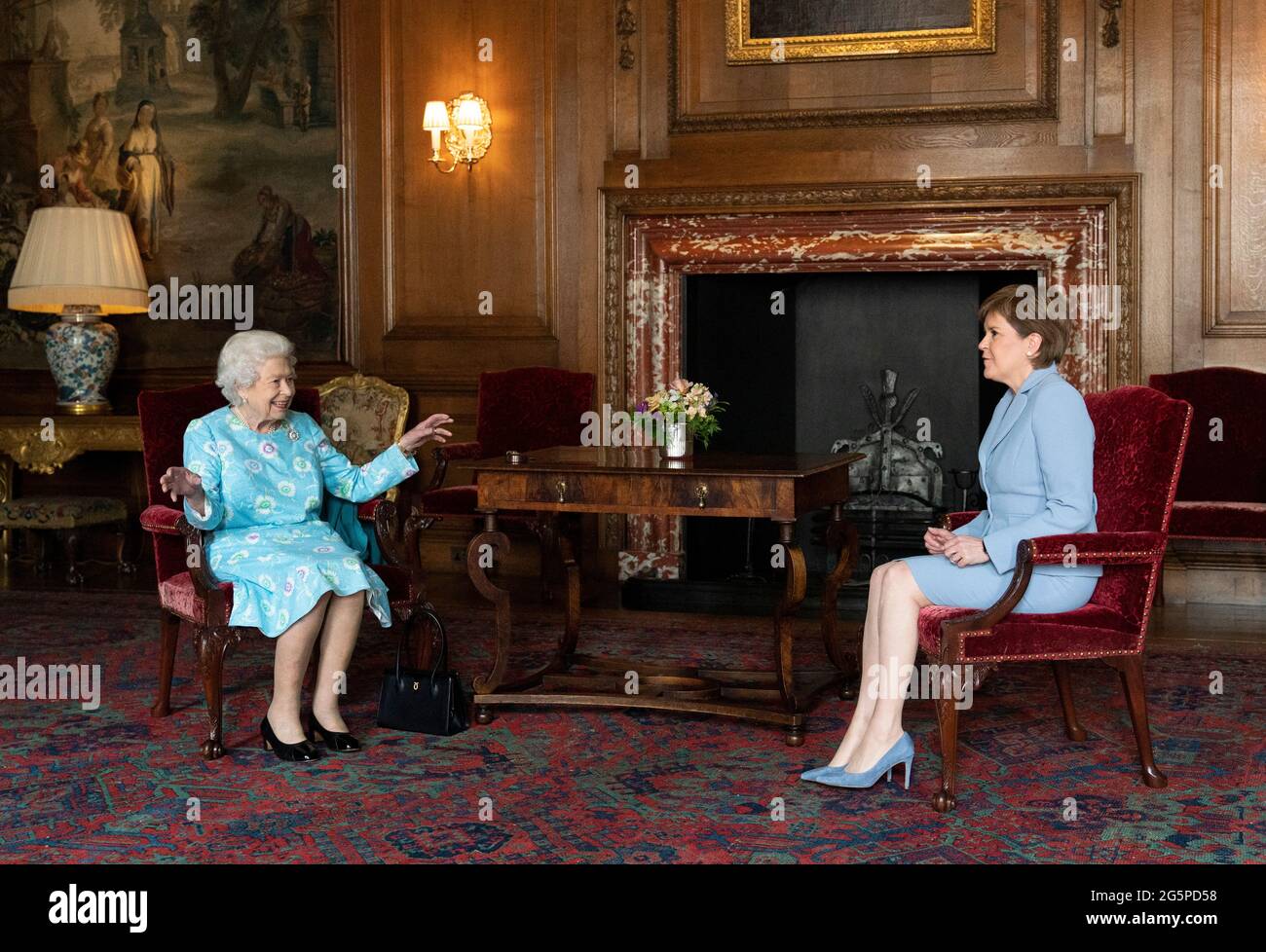 Königin Elizabeth II. Empfängt Nicola Sturgeon, die erste Ministerin von Schottland, während einer Audienz im Palace of Holyroodhouse in Edinburgh, im Rahmen ihrer traditionellen Reise nach Schottland für die Holyrood Week. Bilddatum: Dienstag, 29. Juni 2021. Stockfoto