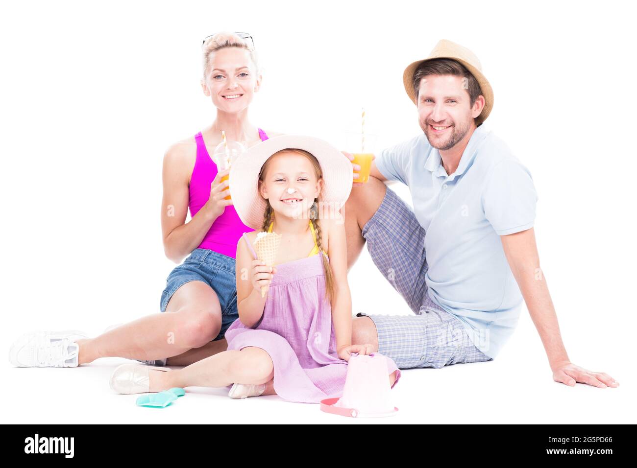 Horizontales Studio-Porträt der Familie mit niedlichen Tochter tragen Sommer-Outfits sitzen auf dem Boden trinken Saft und Eis essen, weißer Hintergrund Stockfoto