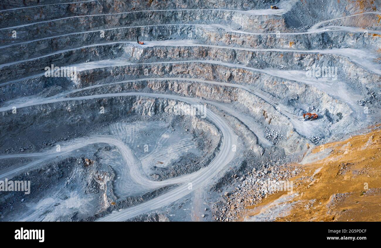 Blick auf den Steinbruch im Tagebau mit Terrassen und farbenfrohen Abraumhalden Stockfoto