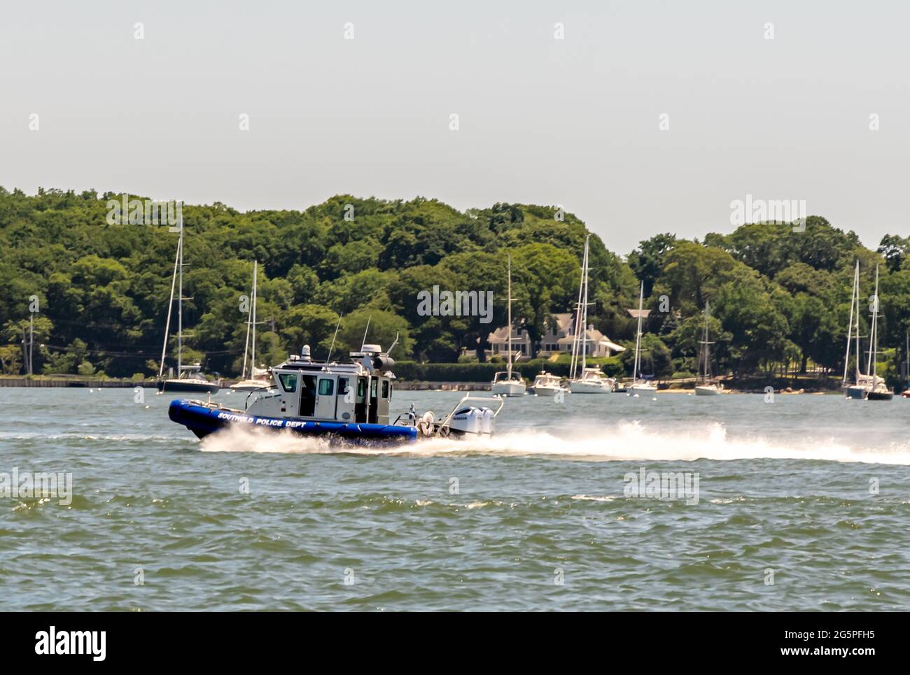 Marinestaat der Southold Police Department in Dering Harbour, NY, in Arbeit Stockfoto