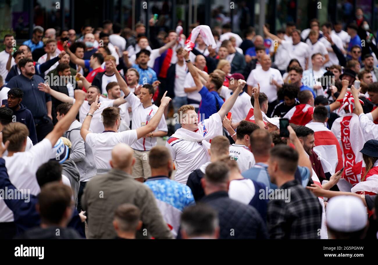 Die Fans kommen vor dem UEFA Euro 2020-Spiel 16 zwischen England und Deutschland in der 4TheFans-Fanzone vor dem Wembley-Stadion in Wembley an. Bilddatum: Dienstag, 29. Juni 2021. Stockfoto