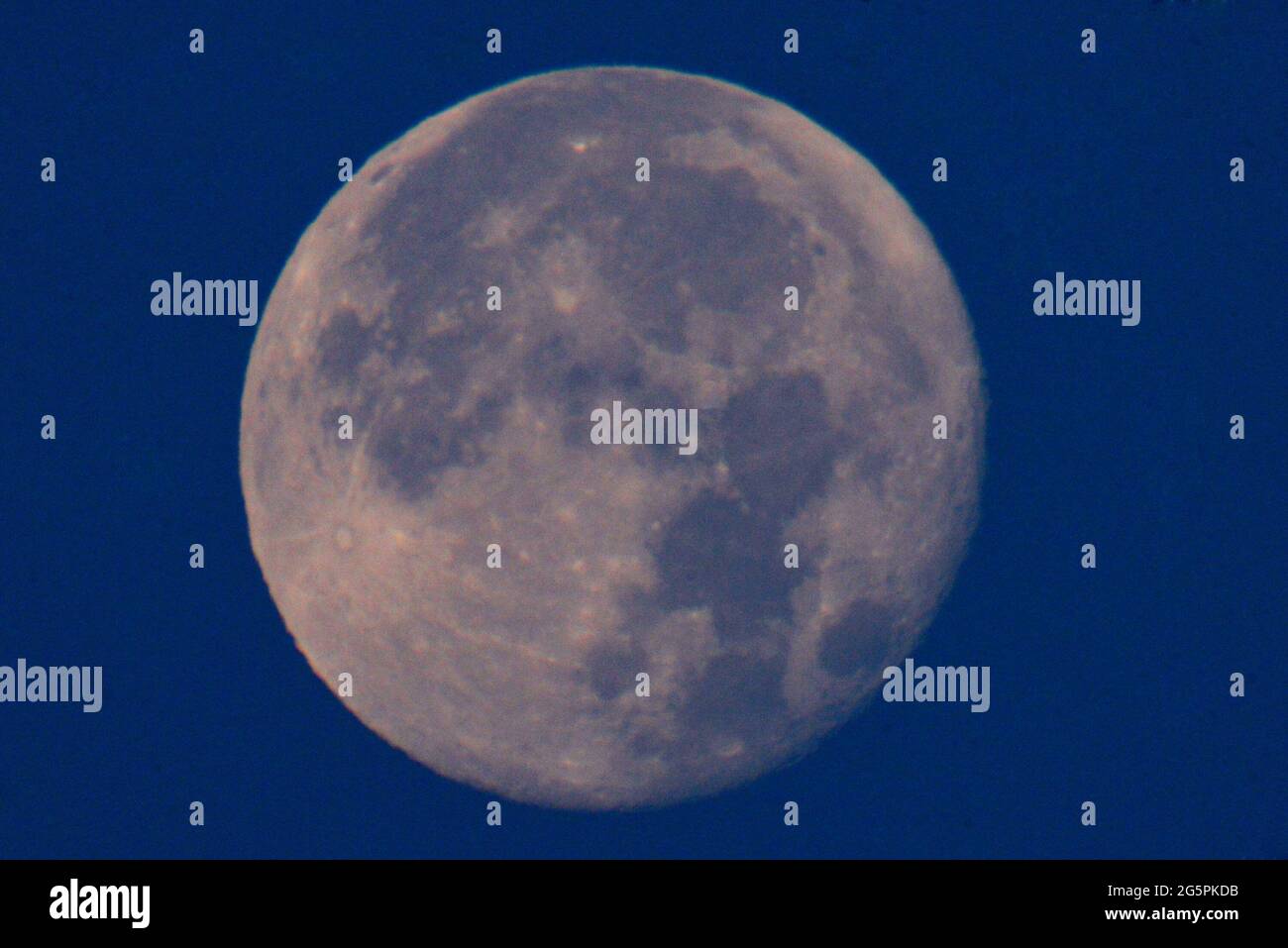 Lahore, Pakistan. Juni 2021. (6/26/2021) BLICK auf den letzten Super Moon, Erdbeermond des Jahres 2021 am Himmel in Lahore. Der letzte Supermond des Jahres 2021, der „Erdbeer“-Vollmond, wird heute aufsteigen und in Lahore sichtbar sein. Laut dem Astrologischen Experten Dr. Javed Iqbal wird der Mond näher an der Erde sein als gewöhnlich und daher größer erscheinen, daher der Begriff 'Supermond'. Der Vollerdbeermond wird um 11:39 Uhr am hellsten erscheinen, sagte der Experte. (Foto von Rana Sajid Hussain/Pacific Press/Sipa USA) Quelle: SIPA USA/Alamy Live News Stockfoto