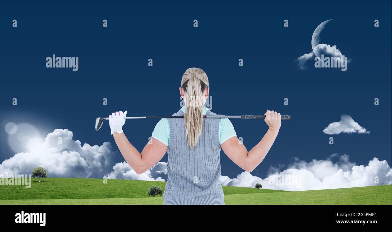 Zusammensetzung der weiblichen Golfspielerin mit Club im Freien Stockfoto