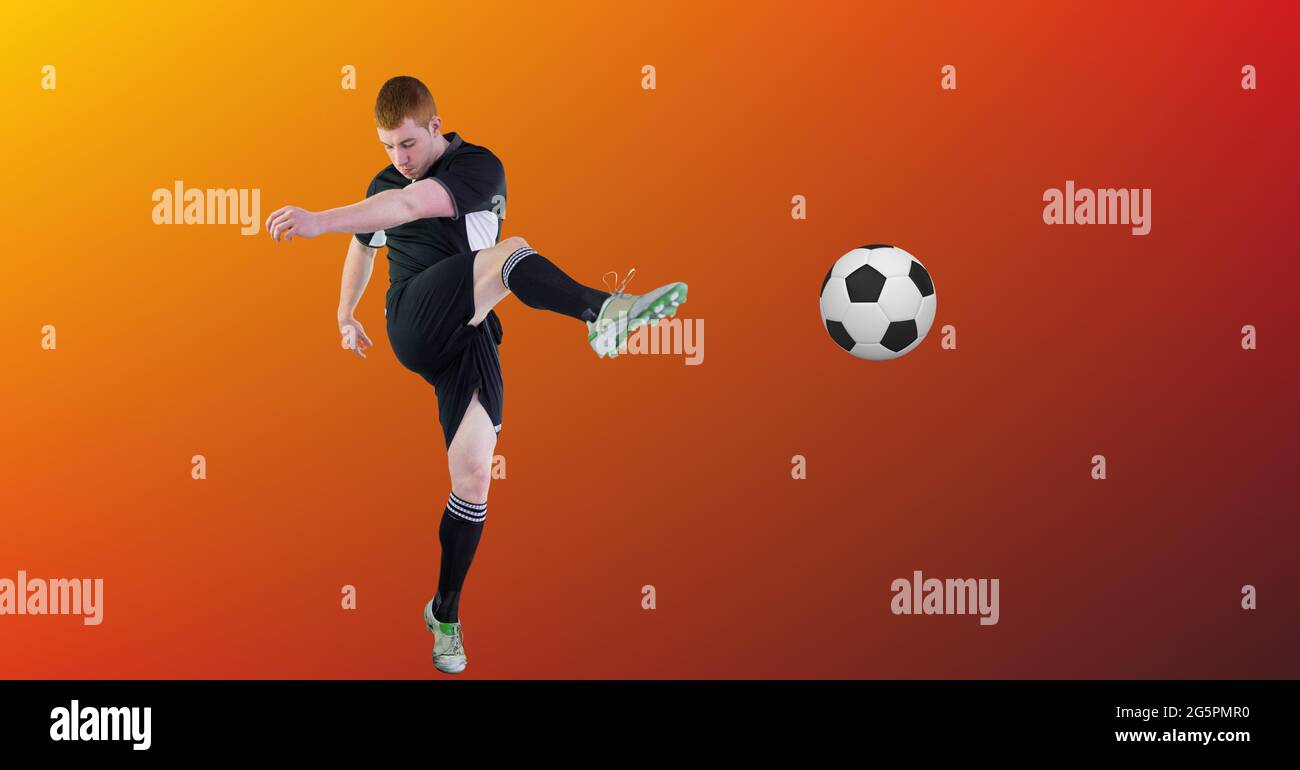 Zusammensetzung des männlichen Fußballspielers tritt Ball mit Kopieplatz Stockfoto