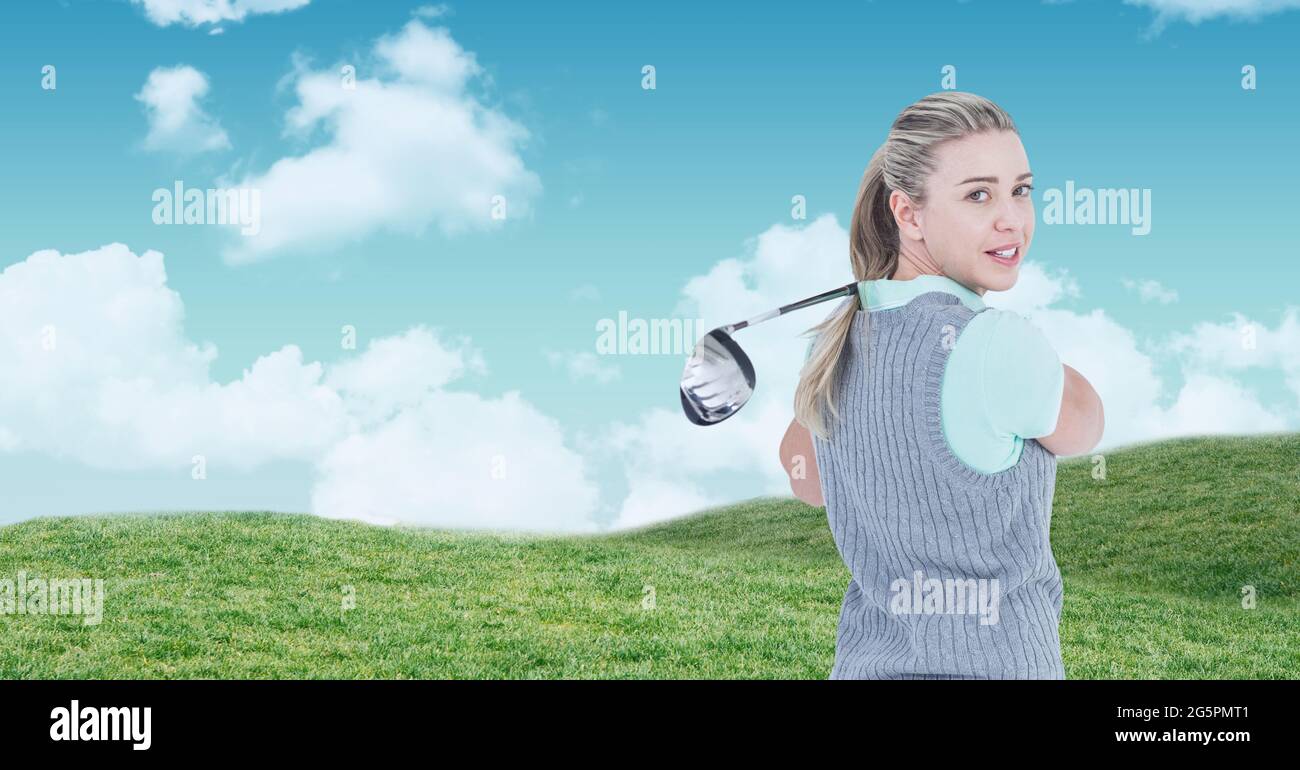 Zusammensetzung der weiblichen Golfspielerin mit Club im Freien Stockfoto