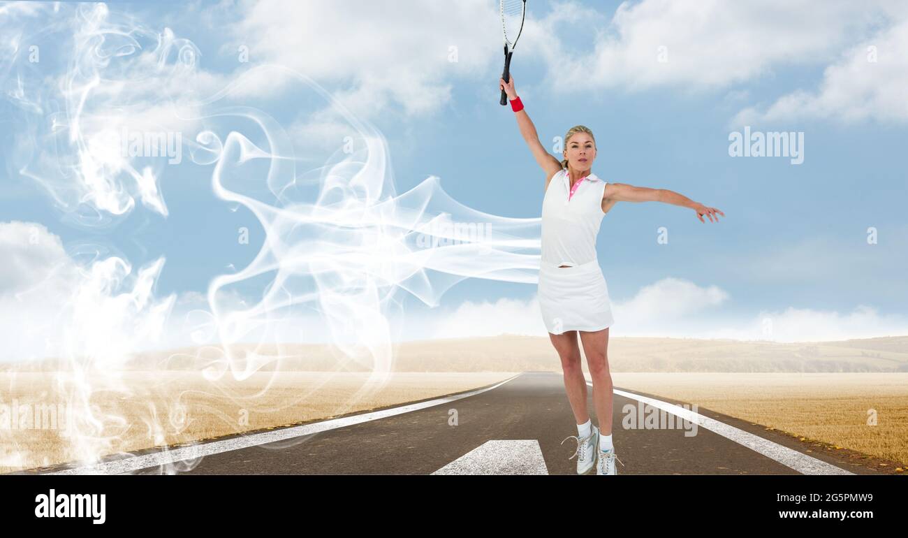 Zusammensetzung einer Tennisspielerin, die einen Tennisschläger auf dem Sportplatz hält Stockfoto