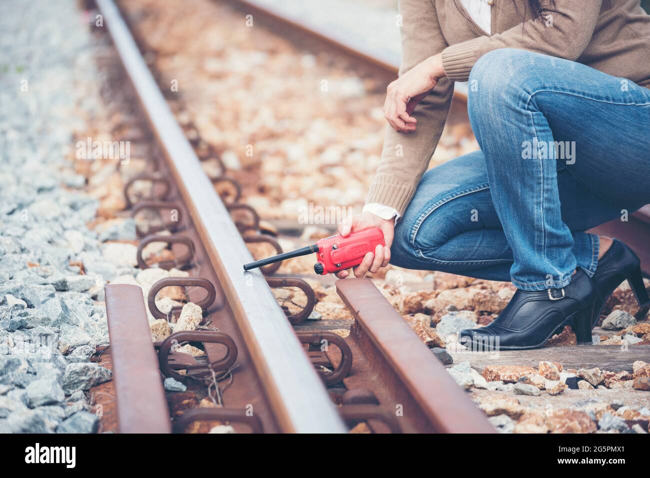 Bauingenieurteam mit Bauplan für das Projekt vor Ort, das in der Produktionsanlage für Eisenbahngleise arbeitet. Konzept Der Industrietechnik. Stockfoto
