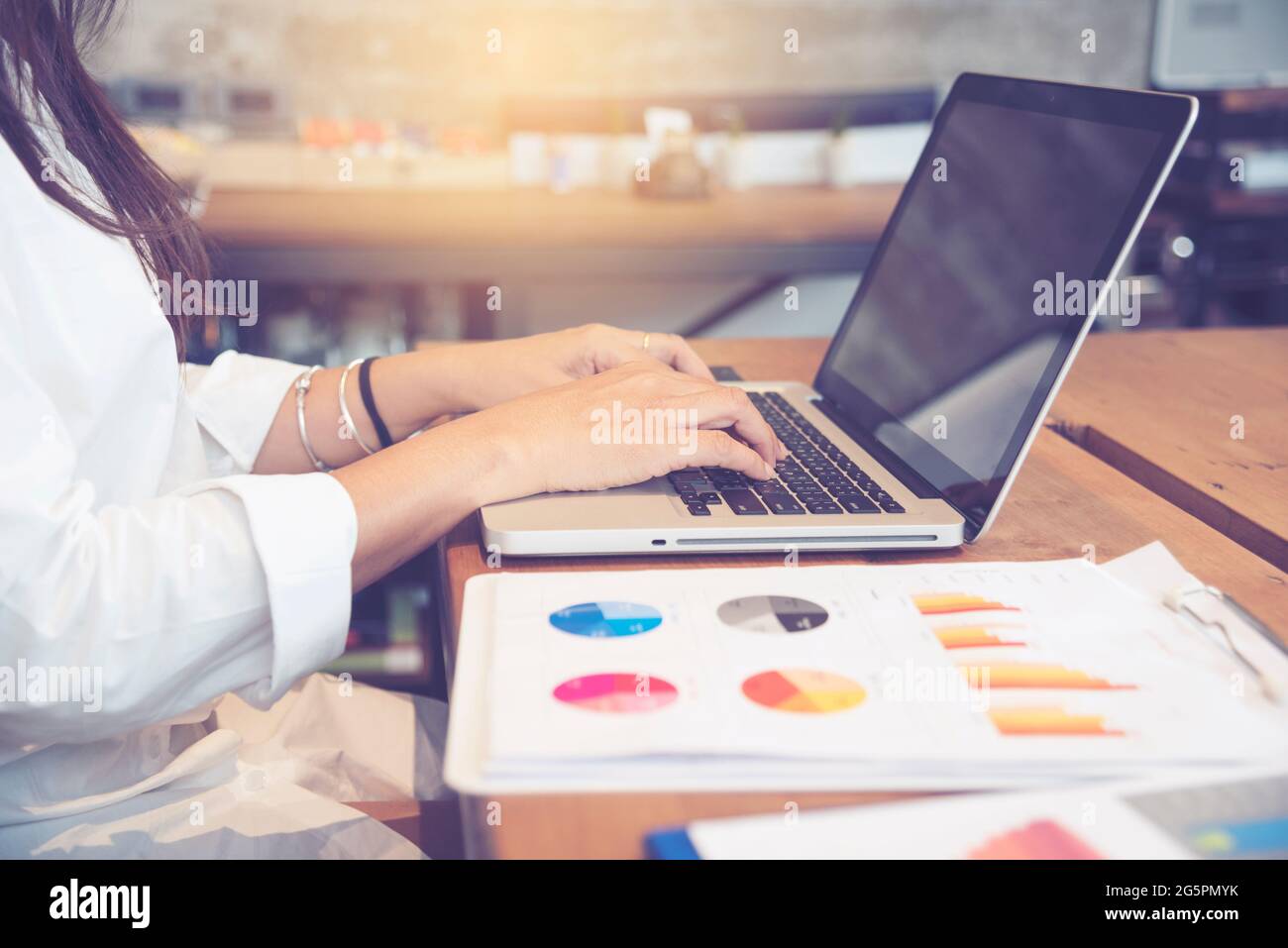 Bauingenieurteam mit Bauplan für das Projekt vor Ort, das in der Produktionsanlage für Eisenbahngleise arbeitet. Konzept Der Industrietechnik. Stockfoto