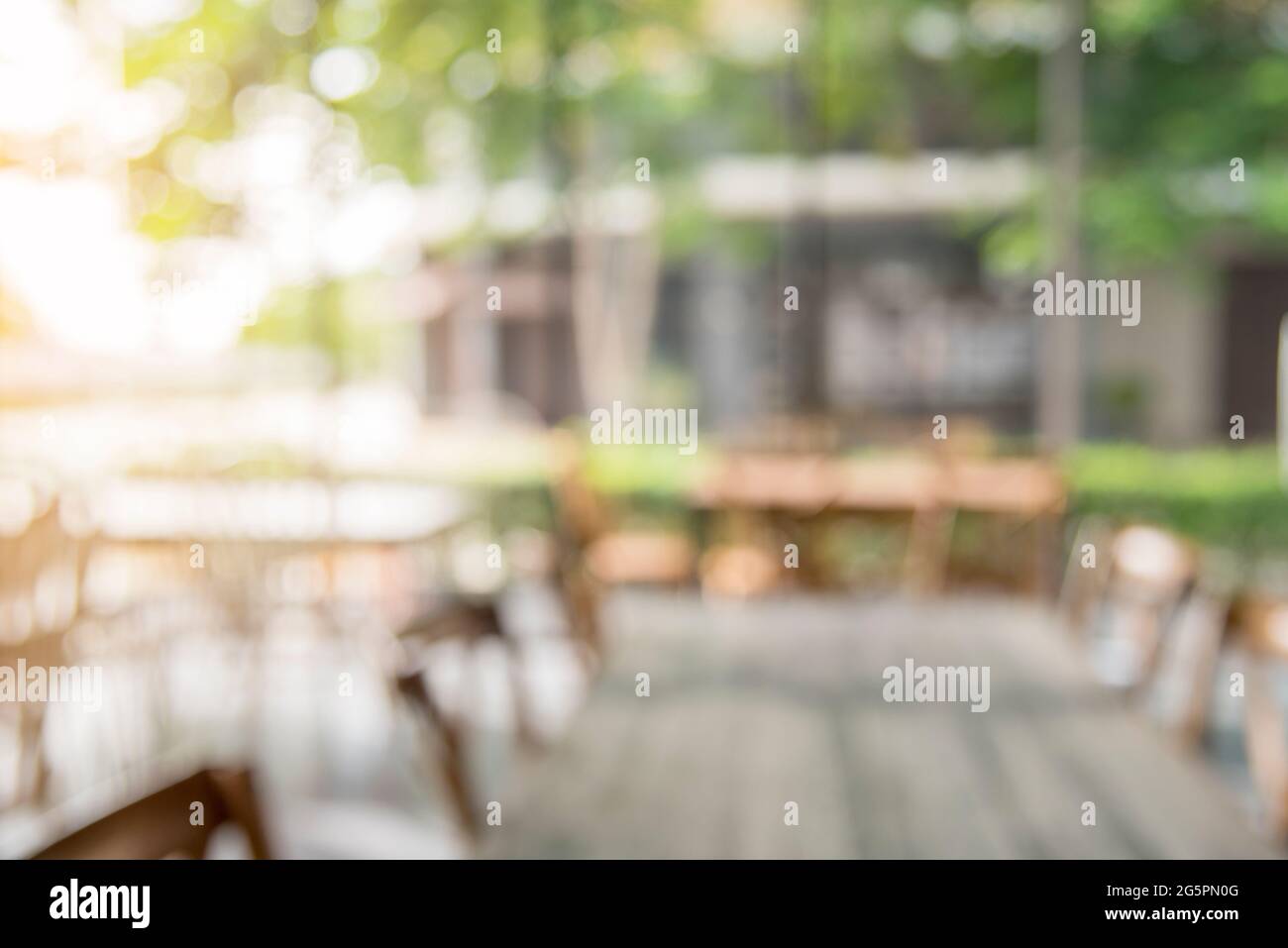 Abstrakter Hintergrund mit hellem Bokeh im Restaurant Café. Element für Designer. Stockfoto