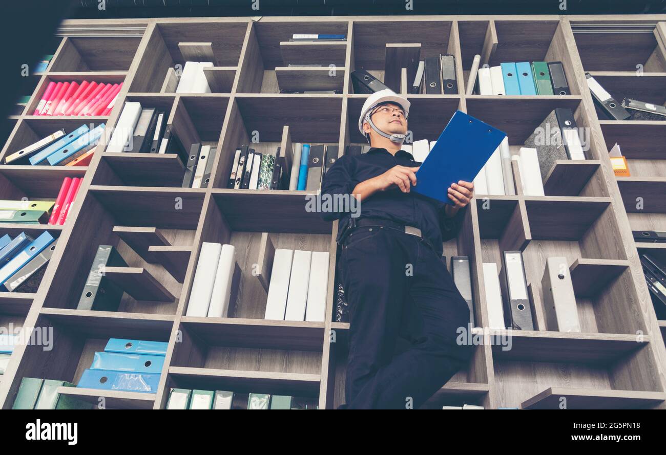 Bauingenieur in Sicherheitsanzug Trusted in Team Wear White Sicherheitsmütze Sicherheitsausrüstung auf der Baustelle. Schutzkopf mit Schutzkappe für Civ Stockfoto