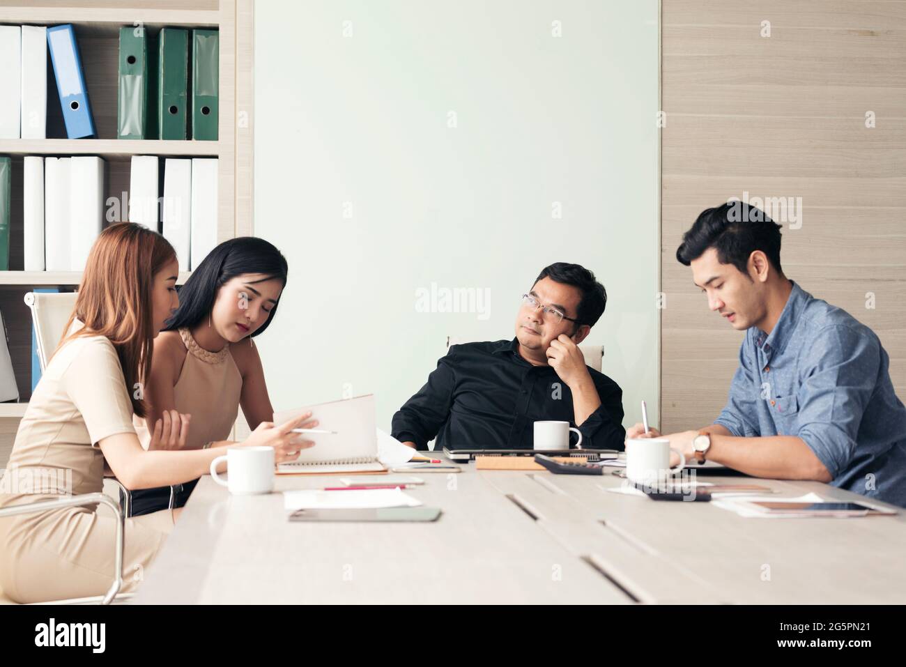Teamwork-Konzept. Collaboration Team Meeting Kommunikation mit Business Teamwork Zusammenarbeit im Konferenzraum. Präsentation von Diversity Partn Stockfoto