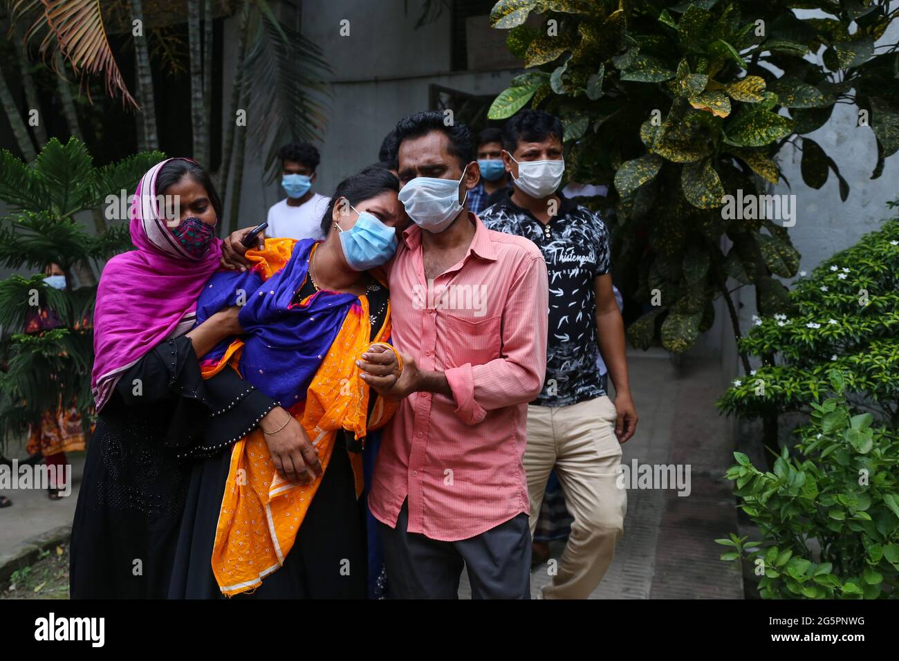 Dhaka, Bangladesch. Juni 2021. (6/28/2021) (6/28/2021) am 28. Juni 2021 starben sieben Menschen bei einem Brand-Explosion, und 50 weitere Menschen werden im Krankenhaus behandelt. Die Verwandten derer, die bei der Explosion von Moghbazar ums Leben kamen, brachen unter Tränen aus. (Foto von Md. Mir Hossen Roney/Pacific Press/Sipa USA) Quelle: SIPA USA/Alamy Live News Stockfoto