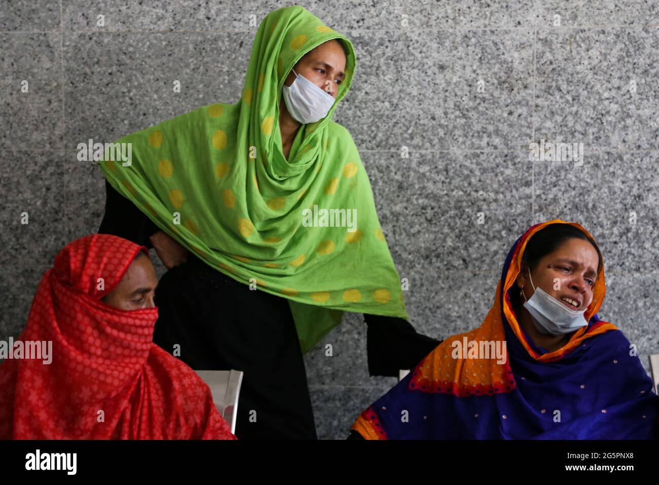 Dhaka, Bangladesch. Juni 2021. (6/28/2021) (6/28/2021) am 28. Juni 2021 starben sieben Menschen bei einem Brand-Explosion, und 50 weitere Menschen werden im Krankenhaus behandelt. Die Verwandten derer, die bei der Explosion von Moghbazar ums Leben kamen, brachen unter Tränen aus. (Foto von Md. Mir Hossen Roney/Pacific Press/Sipa USA) Quelle: SIPA USA/Alamy Live News Stockfoto