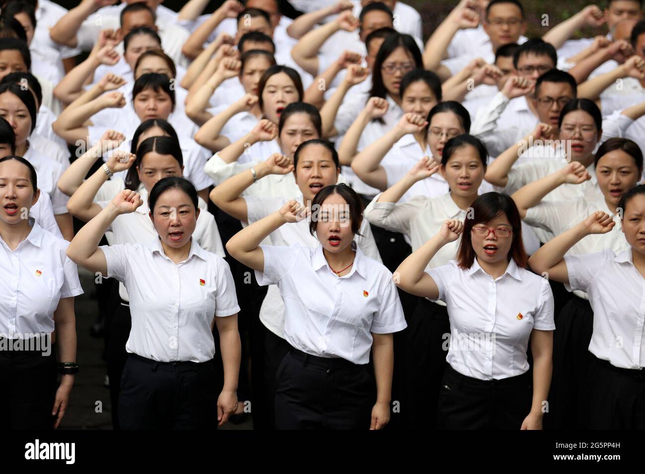 ZIXING, CHINA 29. JUNI 2021 Neue Parteimitglieder schwören auf den
