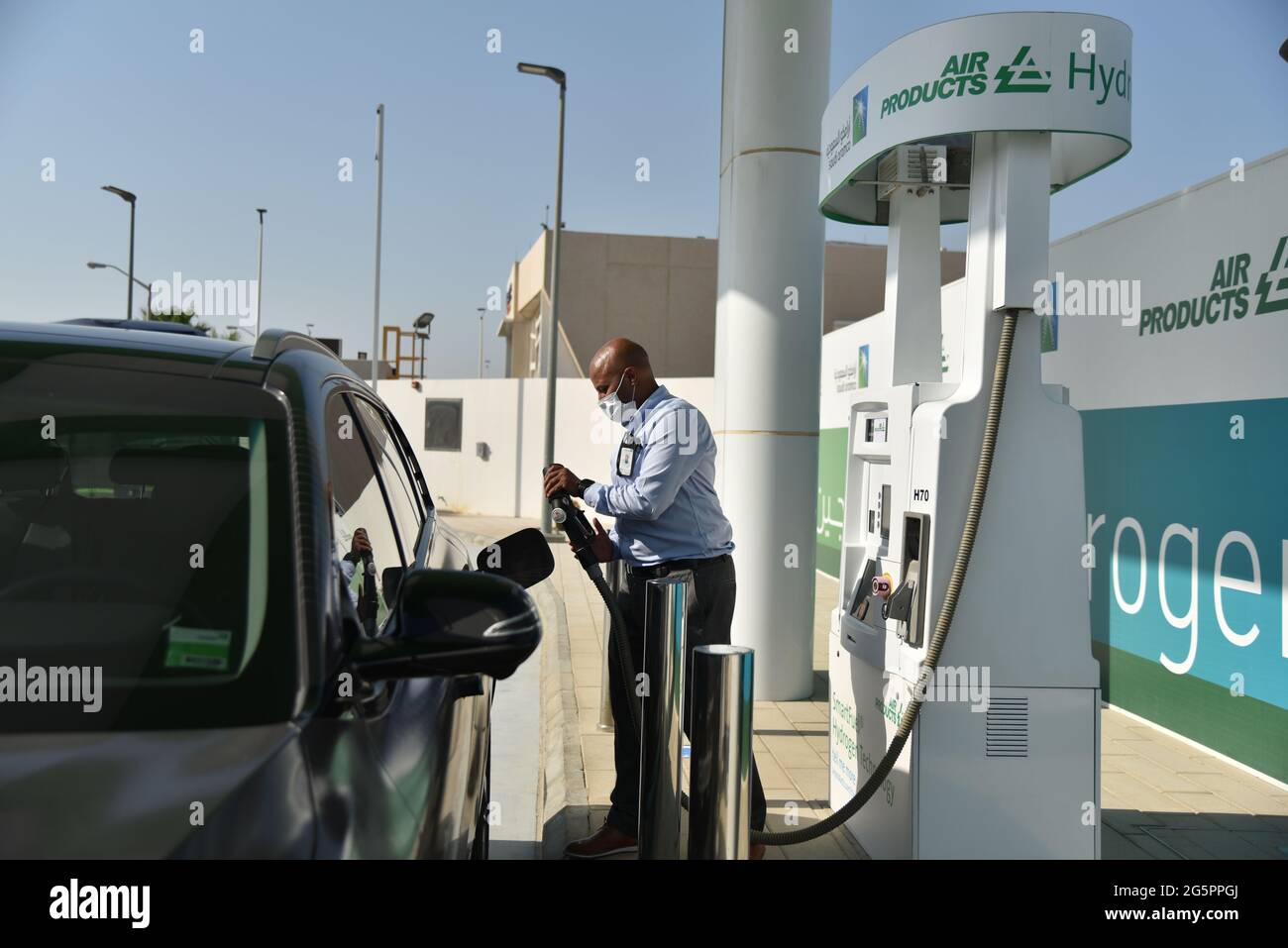 (210629) -- DHAHRAN, 29. Juni 2021 (Xinhua) -- EIN Arbeiter befeuert ein Auto mit hochreinem komprimiertem Wasserstoff an einer Wasserstofftankstelle von Saudi Aramco und Air Products in Dhahran, Saudi-Arabien, 27. Juni 2021. Die kürzlich eröffnete Pilotstation befeuert eine Flotte von Brennstoffzellen-Elektrofahrzeugen mit hochreinem komprimiertem Wasserstoff. (Foto von Wang Haizhou/Xinhua) Stockfoto