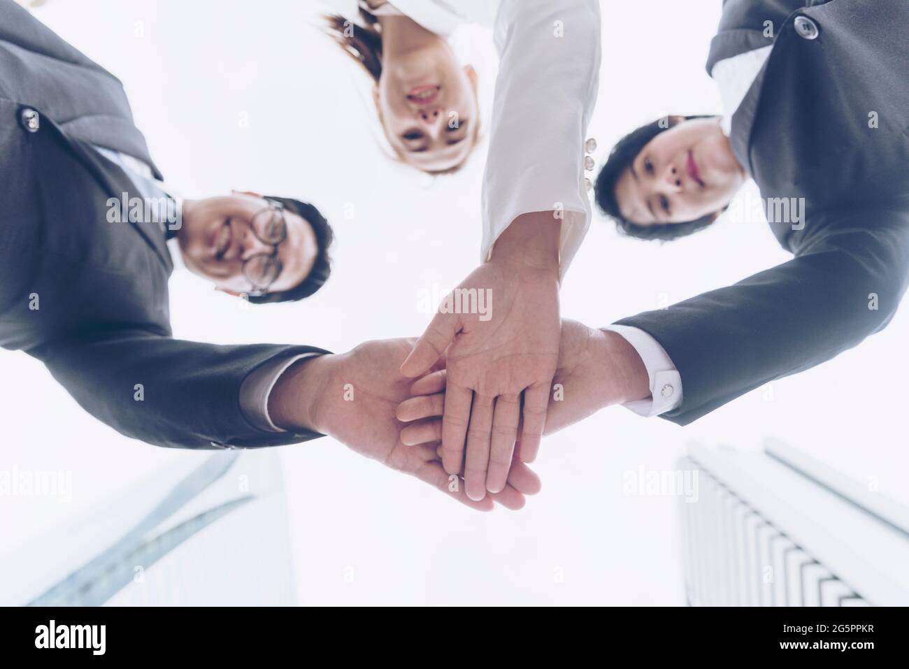 Konzept Teamwork Together. Gruppe von Menschen mit fünf verschiedenen Unterschieden, die auf Sendung sind, um die Stärke des Tag-Teams zu begrüßen. Multiethnische Gruppen arbeiten zusammen. Vo Stockfoto