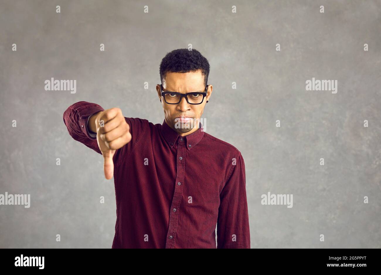 Ein afroamerikanischer Mann mit negativem Feedback und Abneigung gegen Studioaufnahmen Stockfoto