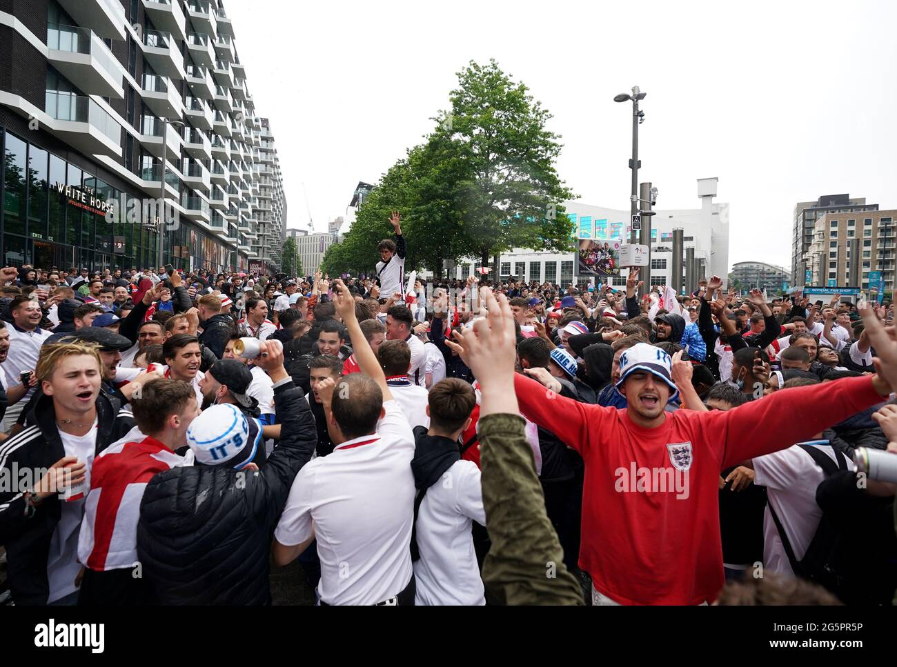Die Fans kommen vor dem UEFA Euro 2020-Spiel 16 zwischen England und Deutschland in der 4TheFans-Fanzone vor dem Wembley-Stadion in Wembley an. Bilddatum: Dienstag, 29. Juni 2021. Stockfoto