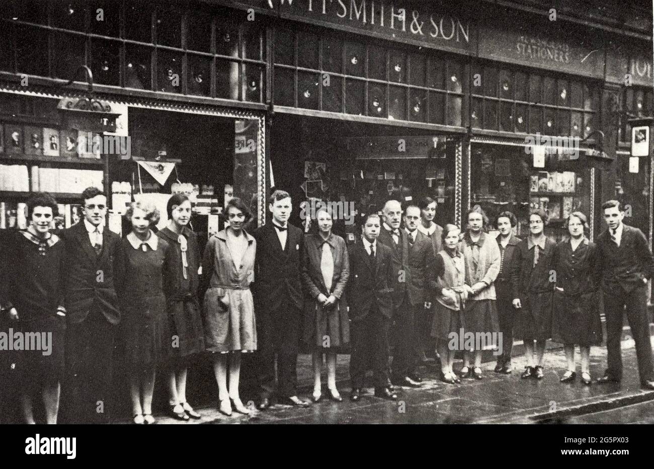 W.H.SMITH Mitarbeiter außerhalb der Kings Lynn Niederlassung der englischen Buchhändler- und Zeitungskette in den 1930er Jahren Stockfoto