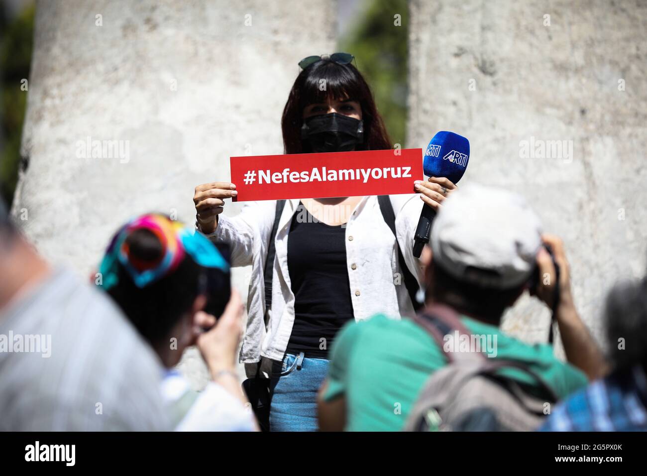 Ankara, Türkei. Juni 2021. Ein Journalist hält ein Mikrofon und ein Plakat mit der Aufschrift "Ich kann nicht atmen" während der Demonstration.Professionelle Medienorganisationen hielten eine Presseerklärung vor dem Büro des Gouverneurs von Ankara über den Fotojournalisten Agence France-Presse (AFP), Bulent Kilic, der während des 19. Istanbul LGBTI Pride March in Taksim, Istanbul, festgenommen wurde. Kredit: SOPA Images Limited/Alamy Live Nachrichten Stockfoto