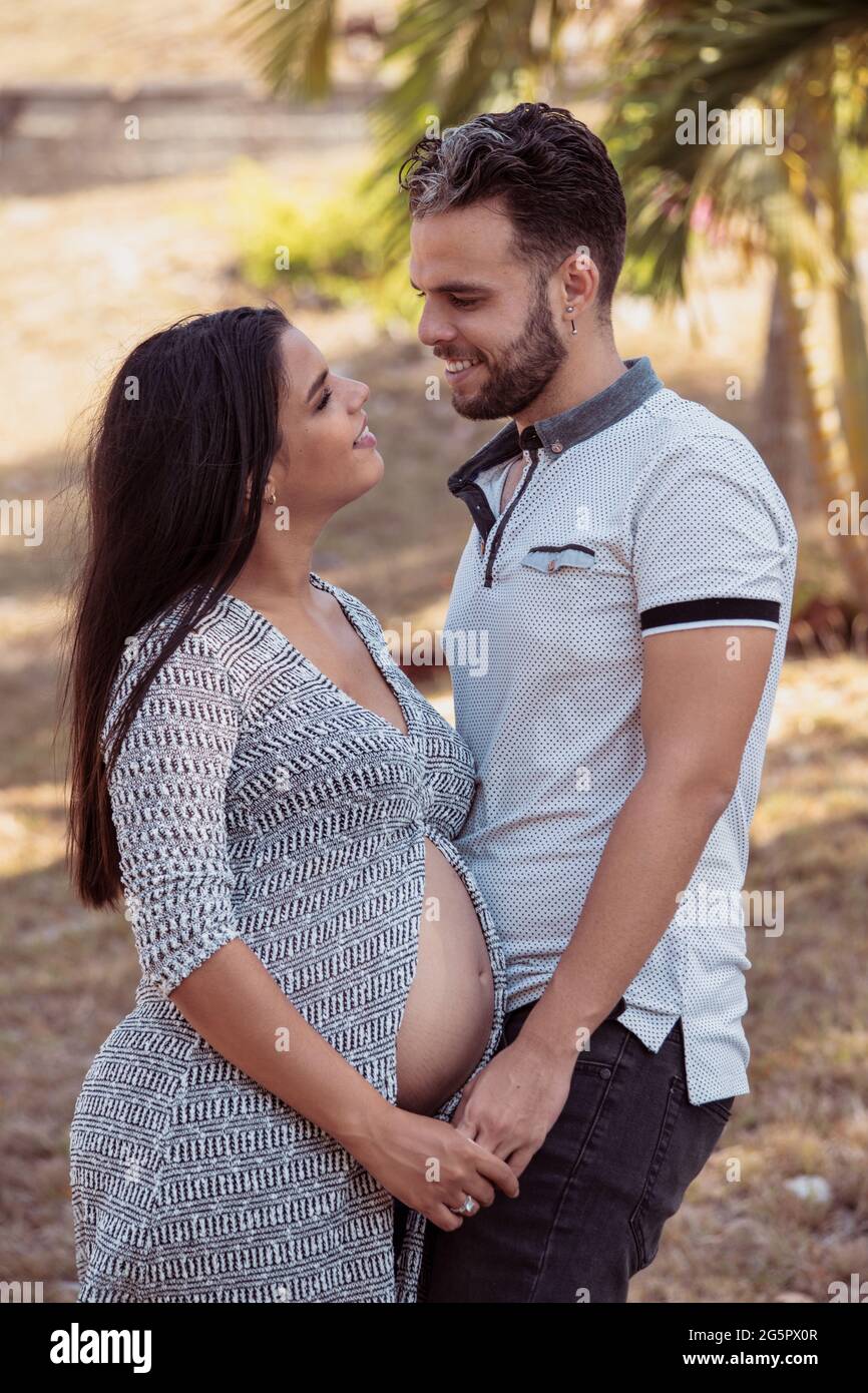 Foto eines jungen Paares, das Mädchen ist schwanger Stockfoto