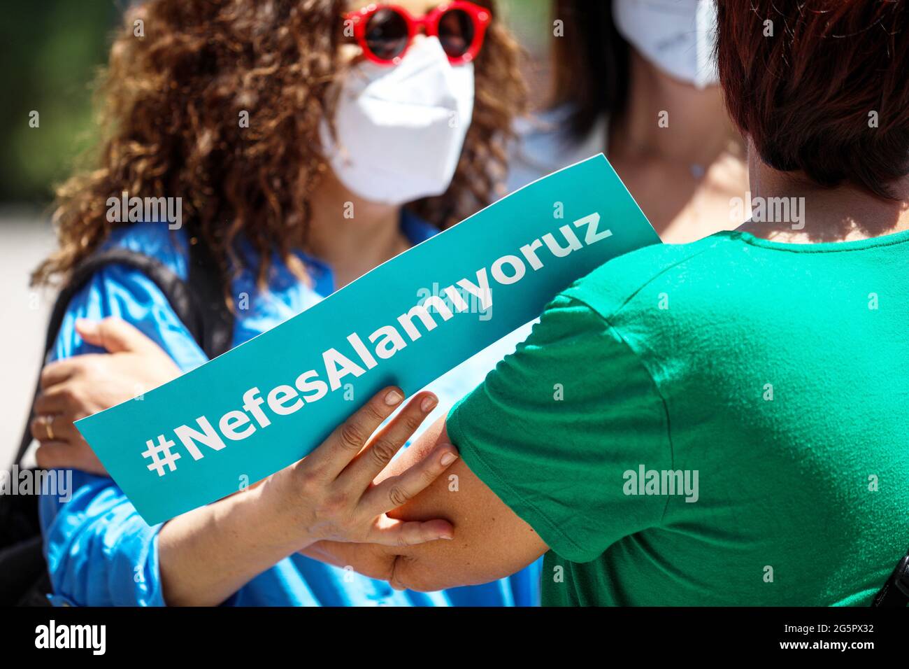 Ankara, Türkei. Juni 2021. Ein Journalist hält ein Plakat mit der Aufschrift "Ich kann nicht atmen" während der Demonstration.Professionelle Medienorganisationen hielten vor dem Büro des Gouverneurs von Ankara eine Presseerklärung über den Fotojournalisten der Agence France-Presse (AFP), Bulent Kilic, der während des 19. Istanbul LGBTI Pride March in Taksim, Istanbul, festgenommen wurde. Kredit: SOPA Images Limited/Alamy Live Nachrichten Stockfoto