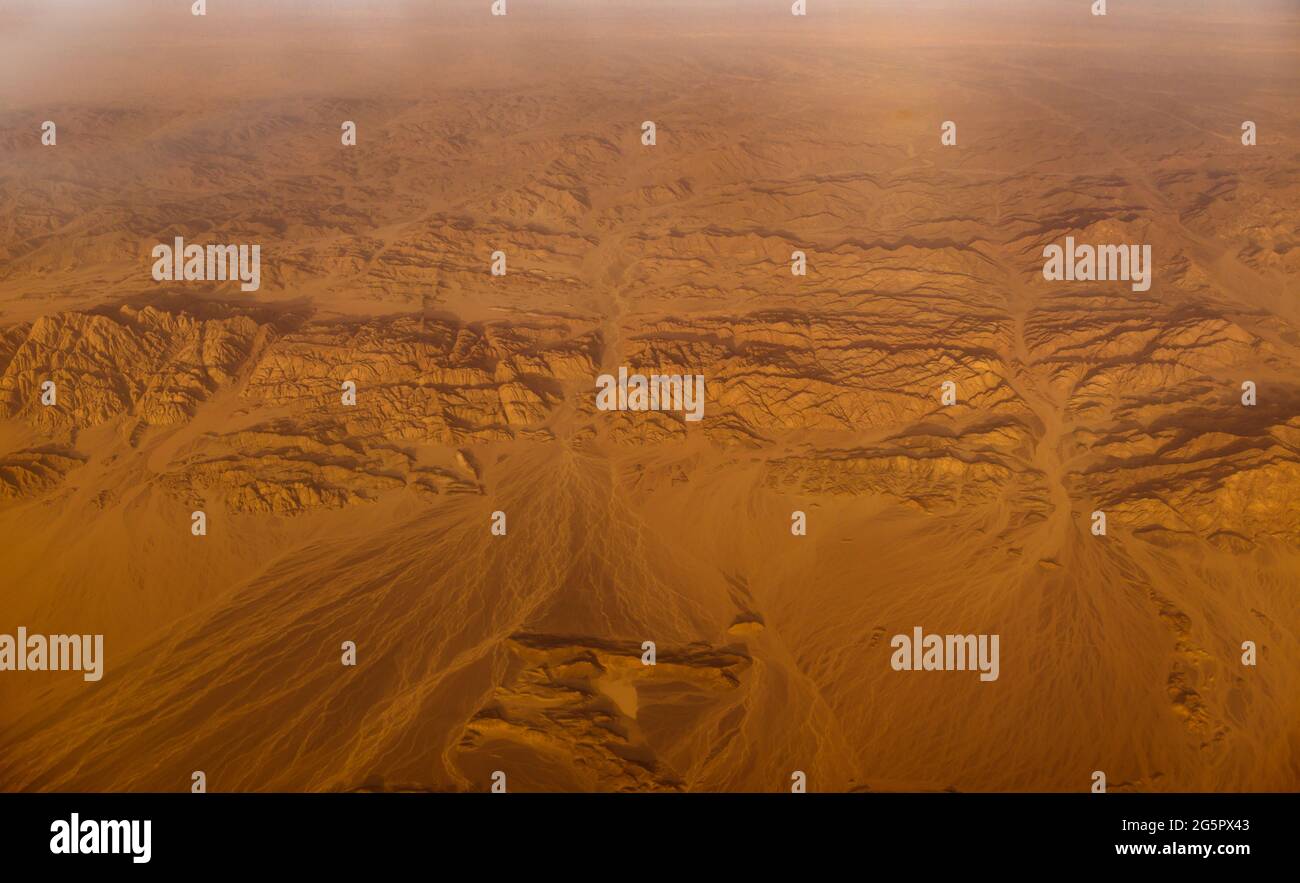 Luftpanorama über die Sanddünen und Schluchten der asiatischen Wüste Stockfoto