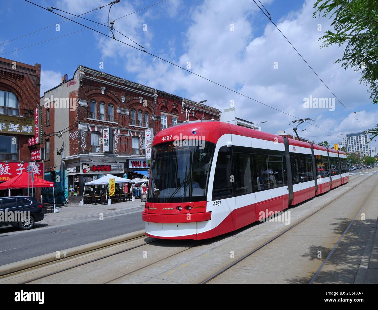 Toronto Light Rapid Transit Zug, bekannt als LRT, in seinem eigenen Recht der Weg in einer Hauptstraße Stockfoto