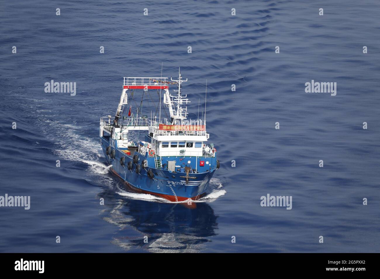 Guangzhou. April 2021. Das am 23. April 2021 aufgenommene Foto zeigt ein chinesisches Fischerboot, das von Chinas 37. Seeskortflotte begleitet wird. Eine chinesische Marineflotte kehrte am 29. Juni nach Abschluss von Escort-Missionen im Golf von Aden und in den Gewässern vor Somalia in einen Militärhafen in Zhanjiang zurück. Quelle: Wang Jian/Xinhua/Alamy Live News Stockfoto