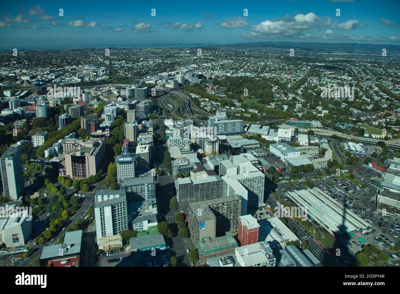 Ein Luftbild über das Zentrum von Auckland und die Vororte und die Landschaft dahinter, vom Sky Tower, Auckland, North Island, Neuseeland Stockfoto