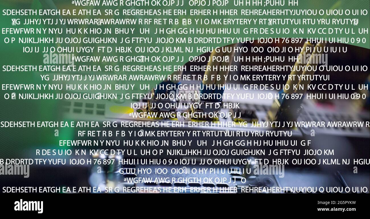 Datenverarbeitung gegen Nahaufnahme des Computerservers vor umweltfreundlicher Technologie-Hintergrund Stockfoto