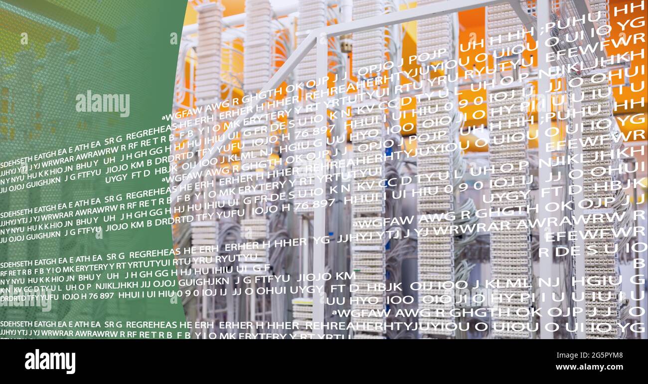 Datenverarbeitung gegen Nahaufnahme des Computerservers vor umweltfreundlicher Technologie-Hintergrund Stockfoto