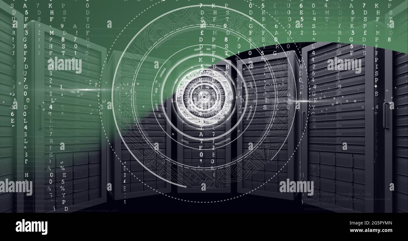 Rundscanner und Datenverarbeitung gegen Computerserver vor grünem Technologiehintergrund Stockfoto