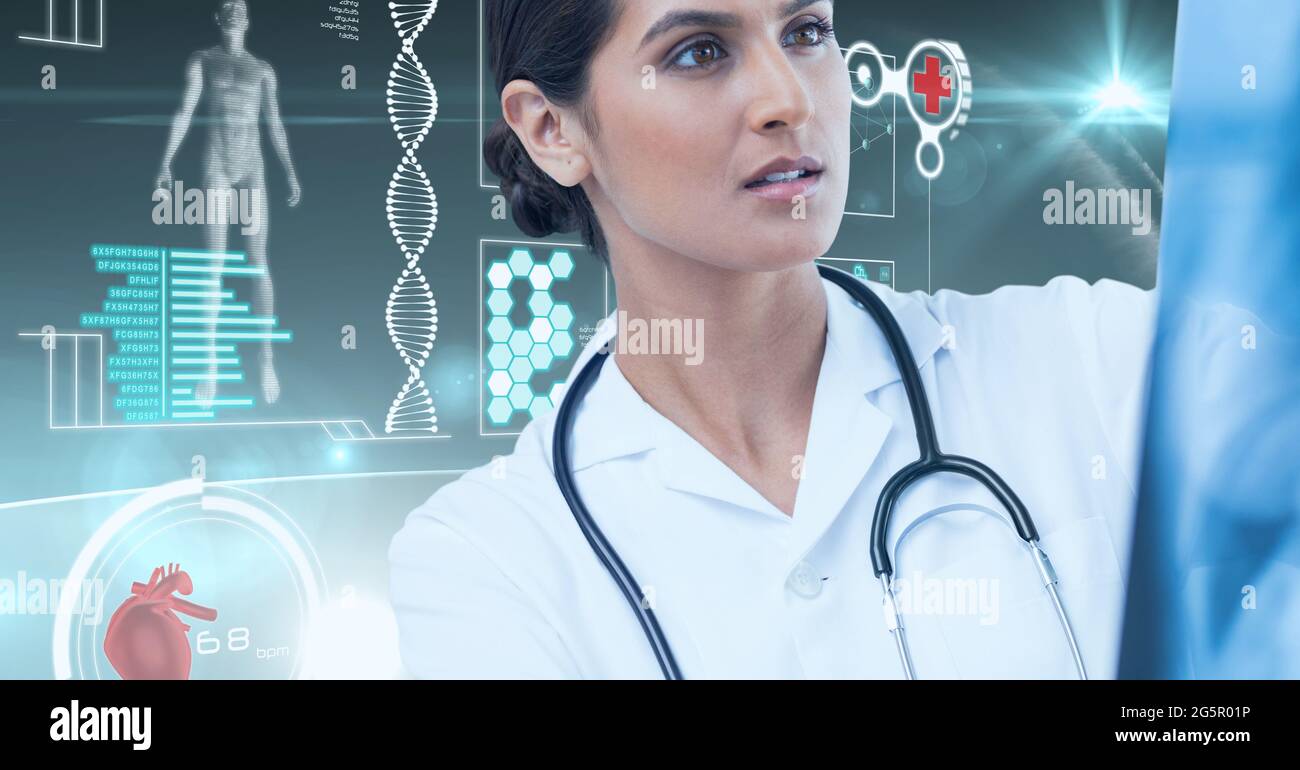 Digitale Schnittstelle mit medizinischer Datenverarbeitung gegen Ärztin, die einen Röntgenbericht untersucht Stockfoto