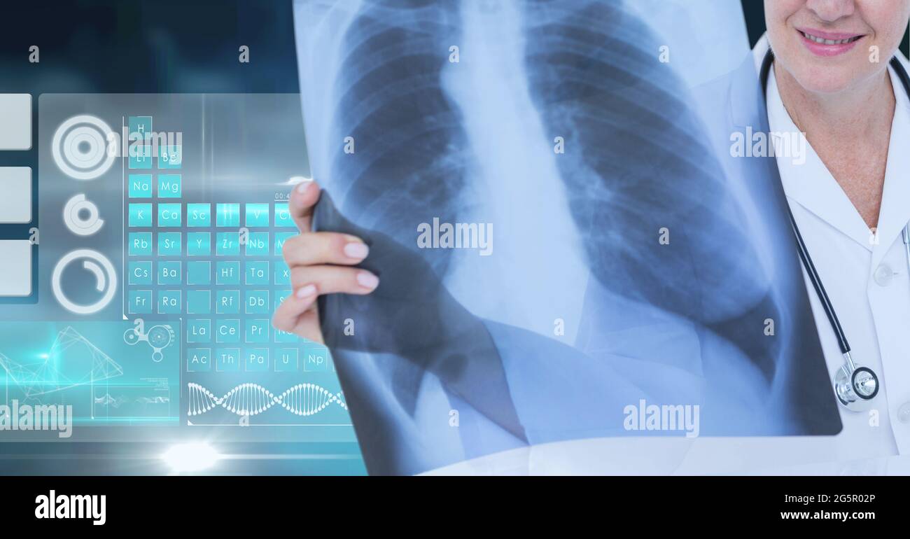 Mittlerer Abschnitt einer Ärztin, die einen Röntgenbericht gegen die Verarbeitung medizinischer Daten untersucht Stockfoto