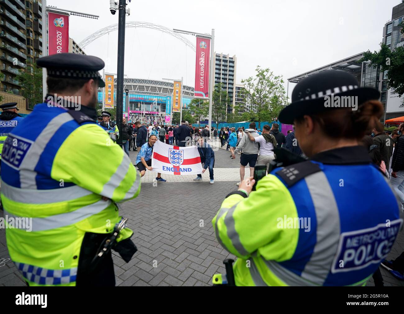 Die Polizei beobachtet England-Fans in Wembley vor dem UEFA Euro 2020-Spiel 16 zwischen England und Deutschland in der 4TheFans-Fanzone vor dem Wembley-Stadion. Bilddatum: Dienstag, 29. Juni 2021. Stockfoto