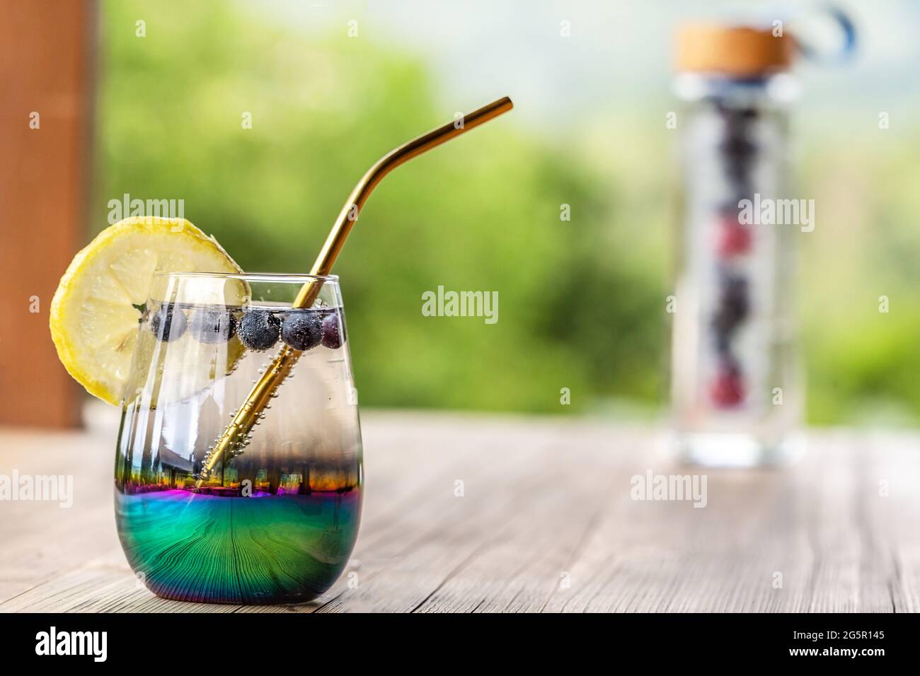Nahaufnahme eines erfrischenden Sommergetränks, Mineralwasser mit Früchten Stockfoto