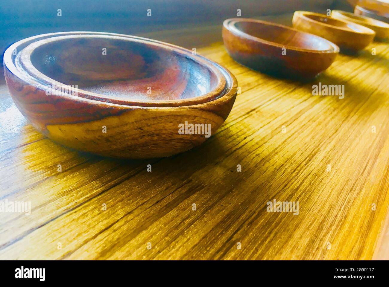 Handgravierte Teekannen aus Holz Stockfoto