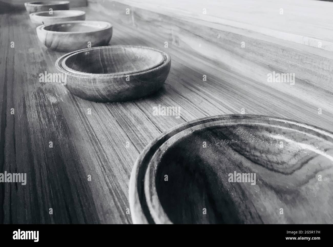 Handgravierte Teekannen aus Holz Stockfoto