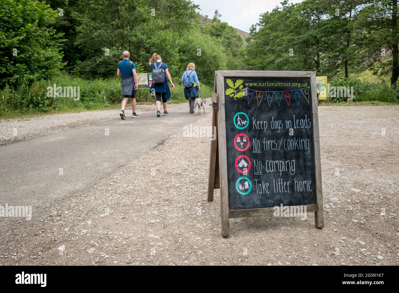 Schild des National Trust am Anfang des Dovedale Trails, Peak District, England. Stockfoto