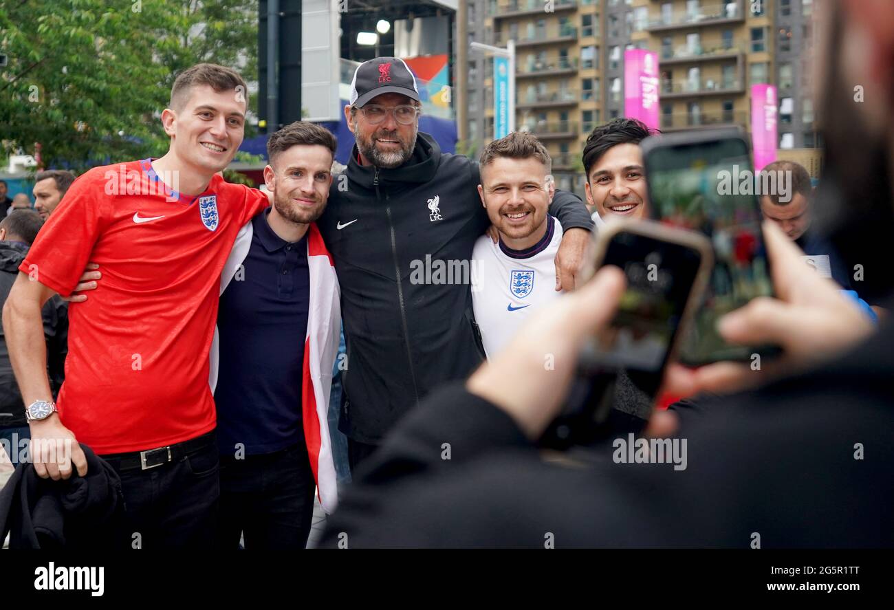 Ein Jurgen Klopp-Look-a-like posiert für ein Foto mit England-Fans vor der UEFA Euro 2020-Runde von 16 Spiel zwischen England und Deutschland in der 4TheFans Fan-Zone vor dem Wembley-Stadion. Bilddatum: Dienstag, 29. Juni 2021. Stockfoto