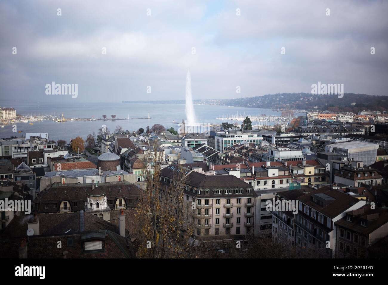 Blick auf Jet d’Eau und den Genfer See von St. Kathedrale von Pierre, Genf, Schweiz Stockfoto