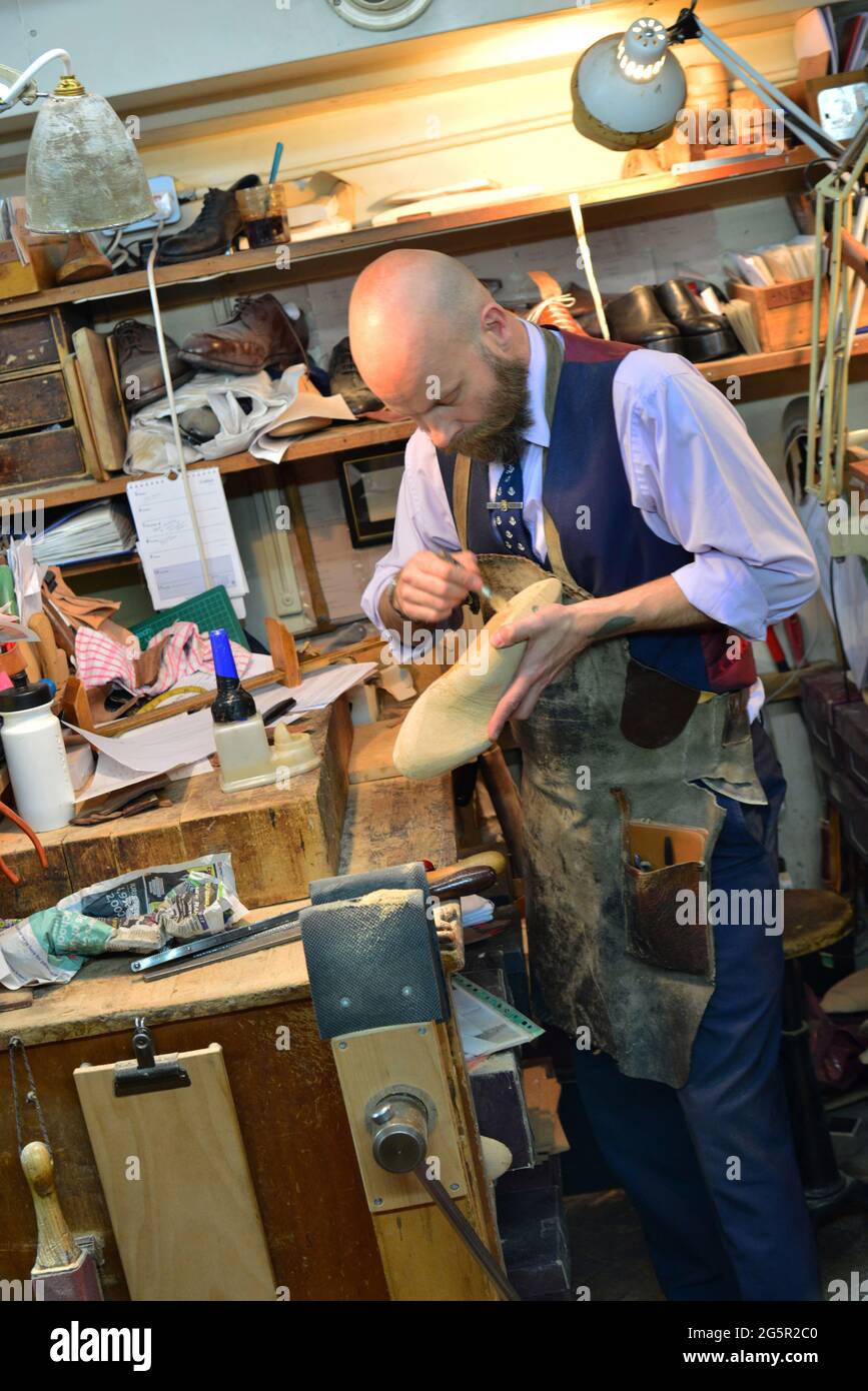 VEREINIGTES KÖNIGREICH. ENGLAND. LONDON. SCHUHMACHER BEI JOHN LOBB, SCHUHMACHER SEIT 1866 IN DER ST JAMES STREET. Stockfoto